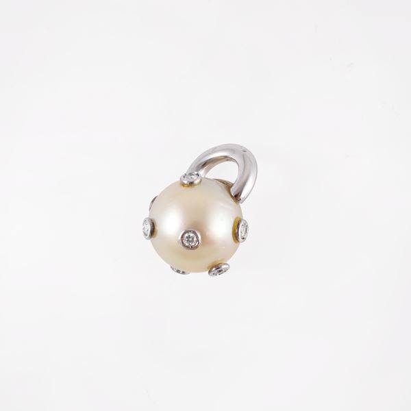 * 18 KT GOLD, DIAMONDS AND SOUTH SEA CULTURED PEARL PENDANT