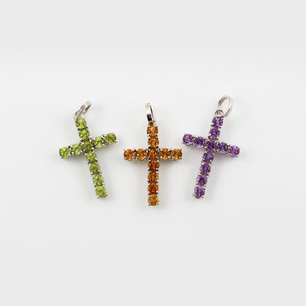 * LOT OF THREE PENDANTS. 18KT GOLD, PERIDOT, CITRINE QUARTZ AND AMETHYST 