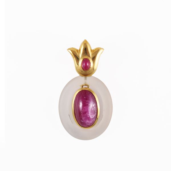 * 18KT GOLD, RUBIES AND QUARTZ PENDANT