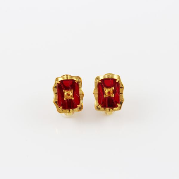 * 18KT GOLD AND SYNTHETC GEMS EARRINGS