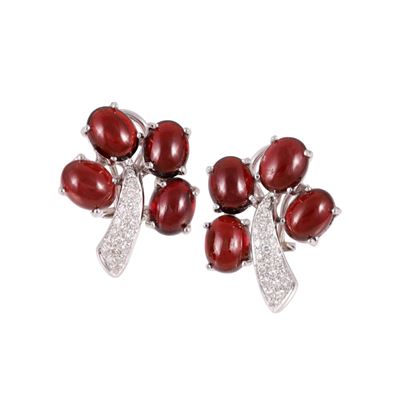 Orecchini floreali in oro bianco 18Kt con brillanti e granati cabochon