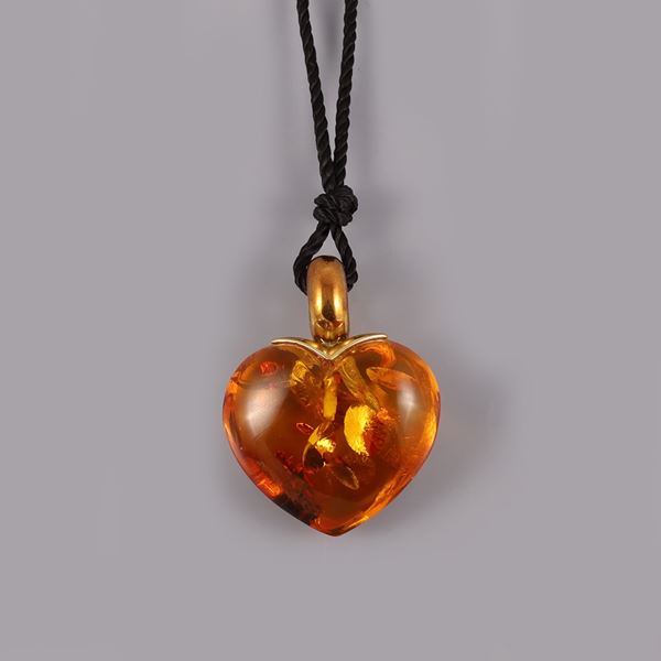 * 18KT GOLD AND AMBER PENDANT