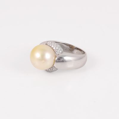Anello in oro bianco con perla coltivata e brillanti, misura 16