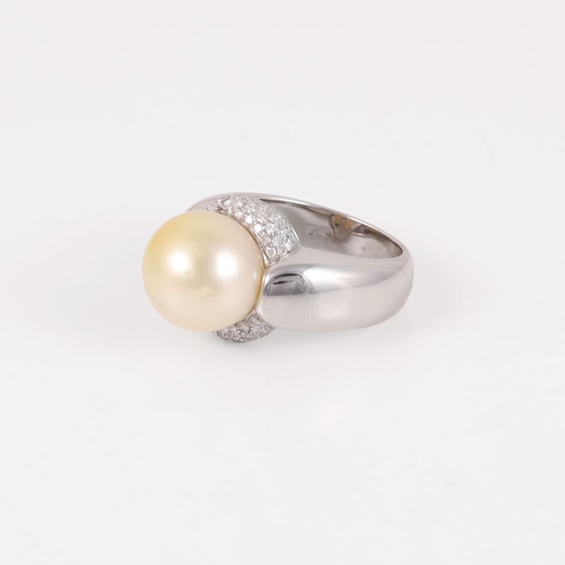 Anello in oro bianco con perla coltivata e brillanti, misura 16