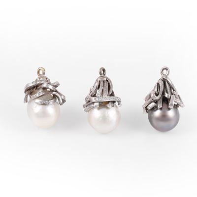 Lotus di tre pendenti in oro bianco con perle coltivate South Sea e Tahiti