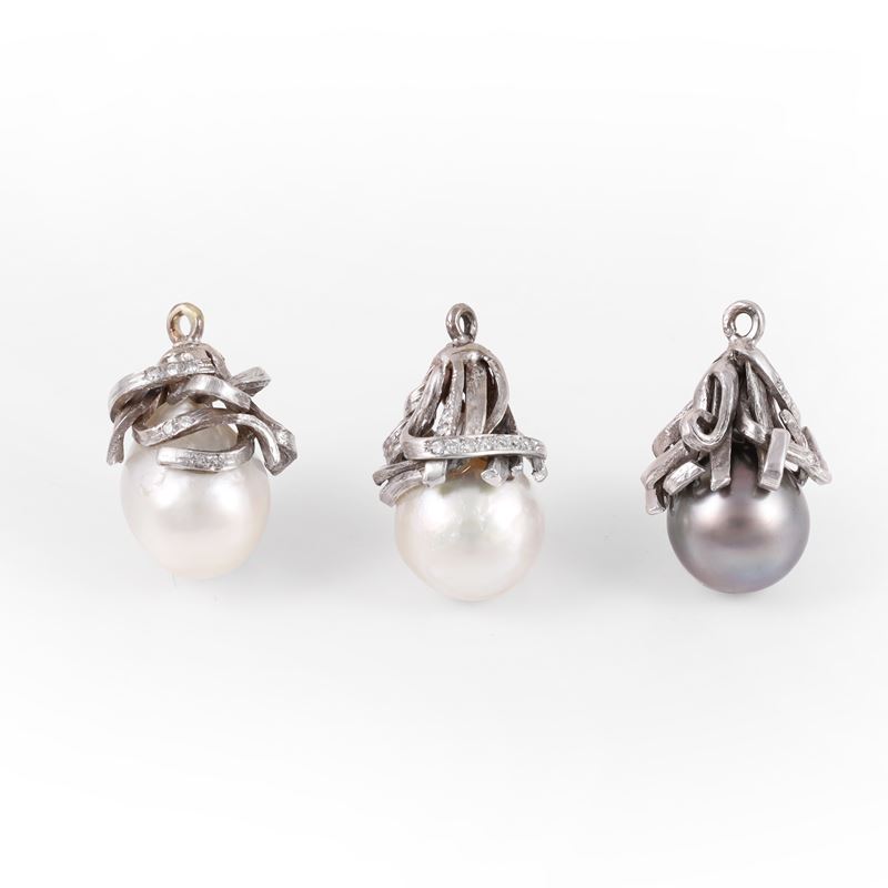 Lotus di tre pendenti in oro bianco con perle coltivate South Sea e Tahiti