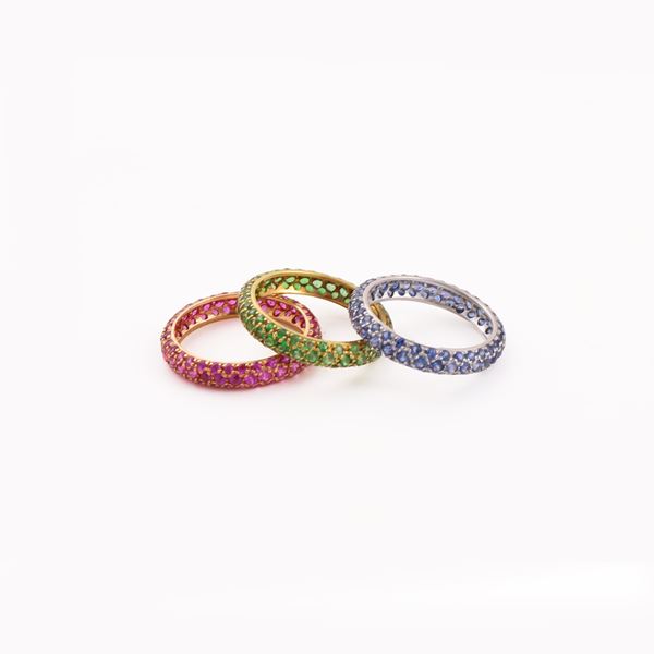 18KT GOLD LOT OF THREE RINGS WITH RUBIES, EMERALDS AND SAPPHIRES