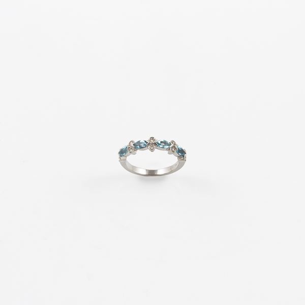 18KT GOLD, ACQUAMARINES AND DIAMONDS RING