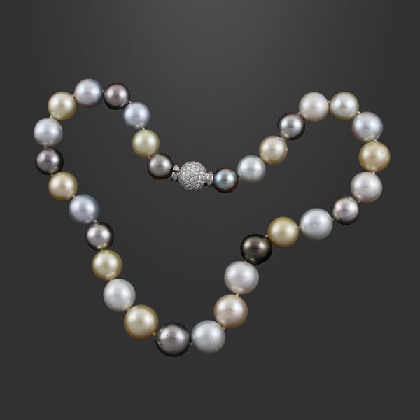 ONE STRAND OF SOUTH SEA PEARLS WITH 18KT GOLD AND DIAMONDS CLASP