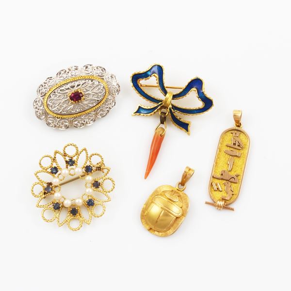 LOT OF TWO BROOCHES AND THREE PENDANTS. 18KT GOLD, RUBY, PERALS, SAPPHIRES, ENAMEL AND CORAL 