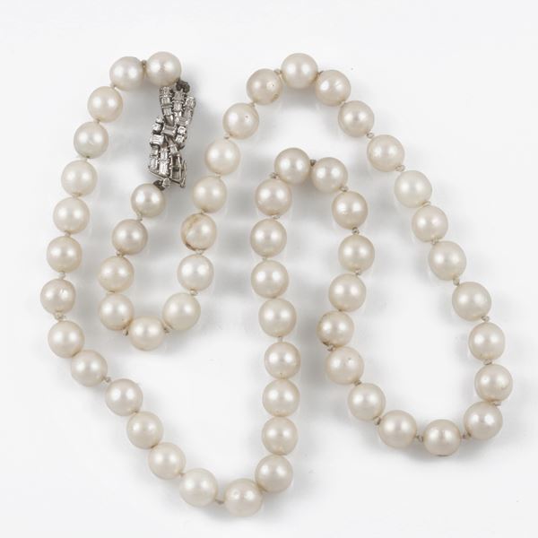 A PEARLS STRAND WITH 18KT GOLD AND DIAMONDS (TWO MISSING) CLASP