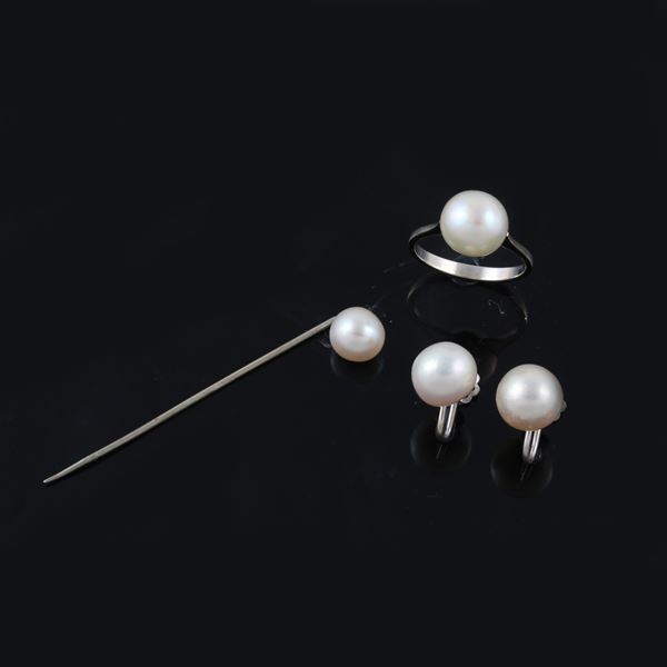 18KT GOLD AND PEARLS RING, EARRINGS AND TIE PIN