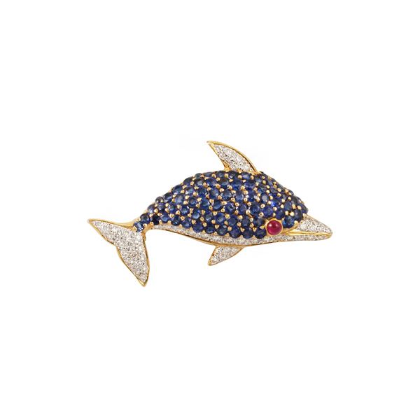 18KT GOLD, SAPPHIRES, DIAMONDS AND CABOCHON RUBY BROOCH