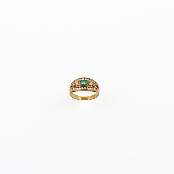 18KT GOLD, EMERALD AND DIAMONDS RING