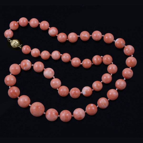 18KT GOLD AND CORAL NECKLACE