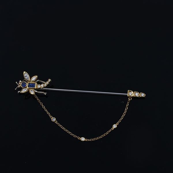 18KT GOLD, DIAMONDS AND SAPPHIRE PIN BROOCH