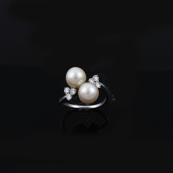 18KT GOLD, PEARLS AND DIAMONDS RING