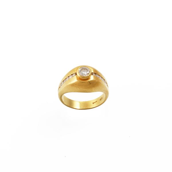 18KT GOLD AND DIAMONDS RING
