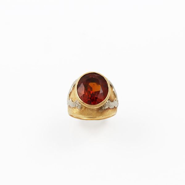 18KT GOLD AND SYNTHETIC CORUNDUM RING