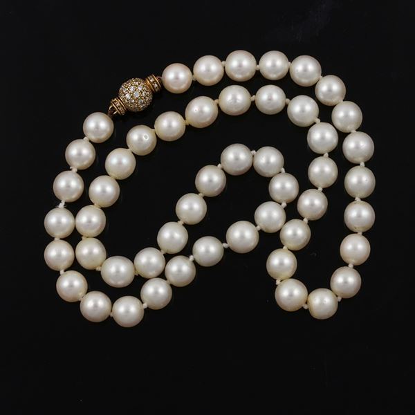 A PEARL STREND WITH 18KT GOLD AND DIAMONDS CLASP