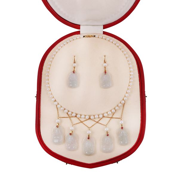 18KT GOLD, FRESHWATER PEARLS, JADEITES AND RUBIES NECKLACE AND EARRINGS
