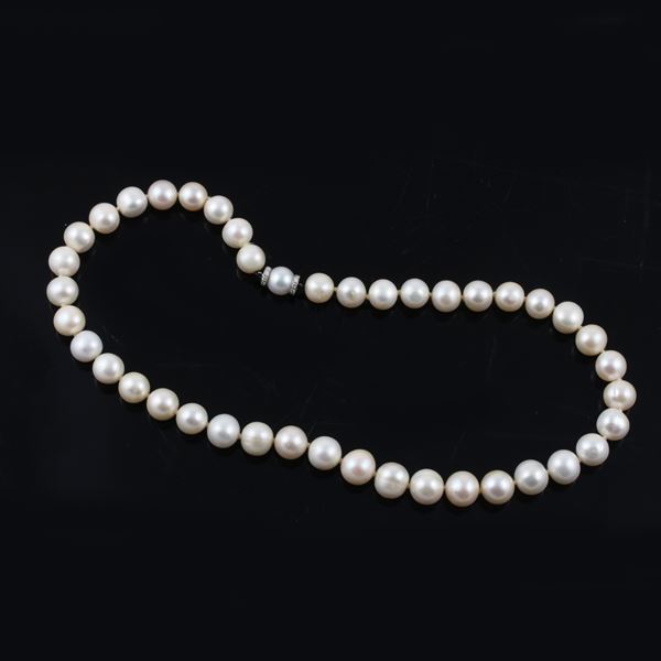 A FRESHWATER PEARL STREND WITH 18KT GOLD AND DIAMOND CLASP