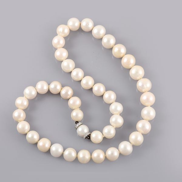 A FRESHWATER PEARL STREND WITH 18KT GOLD AND DIAMOND CLASP