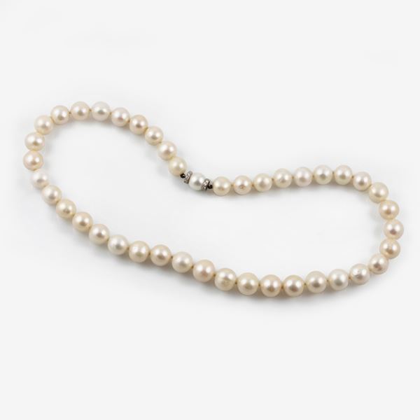 A FRESHWATER PEARL STREND WITH 18KT GOLD AND DIAMOND CLASP