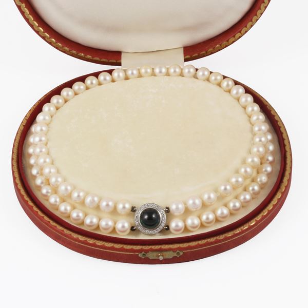 FRESHWATER PEARL AND CULTURED PEARL NECKLACE WITH 18KT GOLD, CABOCHON CUT SAPPHIRE AND DIAMONDS CLASP