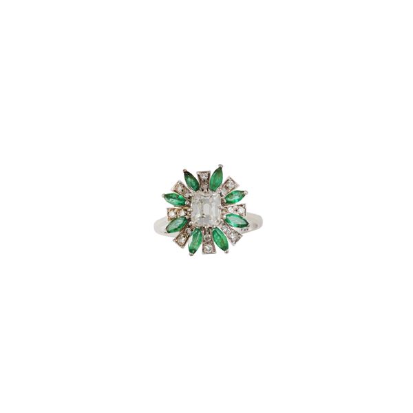 18KT GOLD, OLD EUROPEAN CUT DIAMOND AND EMERALDS RING