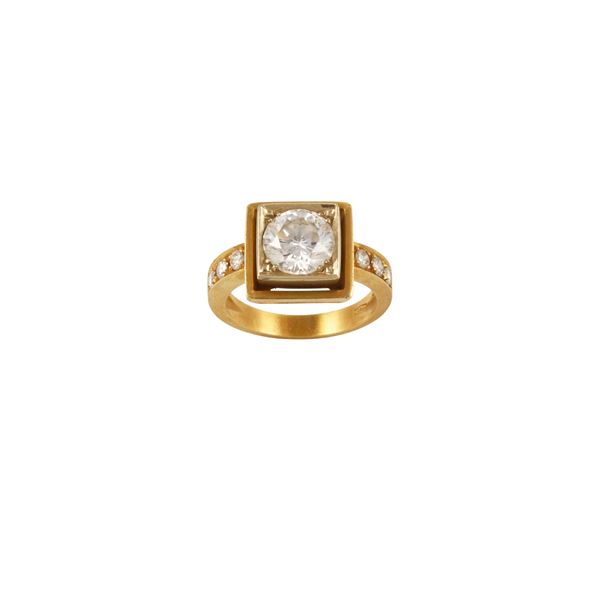 18KT GOLD AND DIAMONDS RING