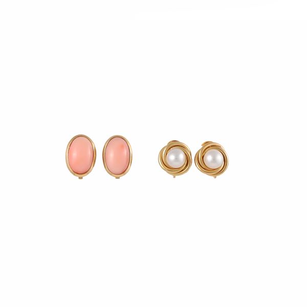 18KT GOLD, LOT OF TWO PAIR OF CLIP EARRINGS WITH CULTURED PEARL AND CORAL  - Auction JEWELRY, WATCHES, AND SILVERWARE - Casa d'Aste International Art Sale