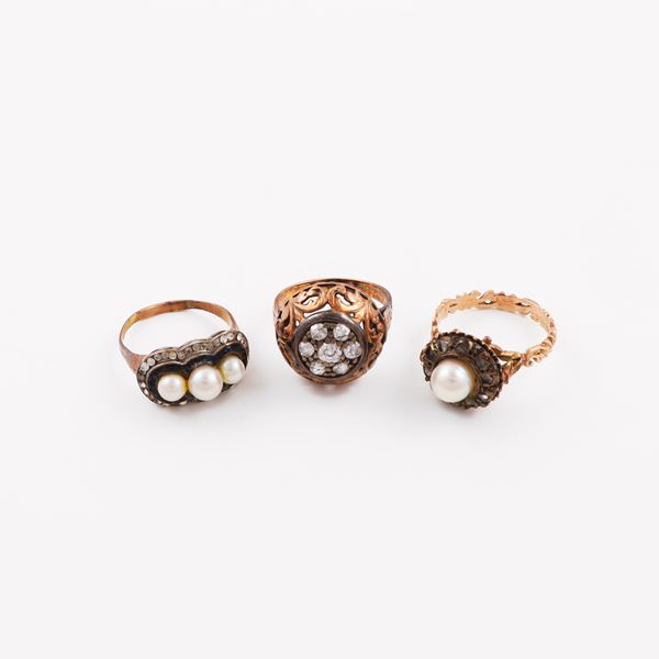 GOLD AND SILVER LOT OF THREE RINGS WITH DIAMONDS, PEARLS (two faux) AND SYNTHETIC GEMS  - Auction JEWELRY, WATCHES, AND SILVERWARE - Casa d'Aste International Art Sale