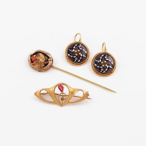 GOLD (VARIOUS TITLE) LOT OF TWO BROOCHES AND A PAIR OF EARRINGS, WITH ENAMEL (missings), CORAL AND SYNTHETIC GEM