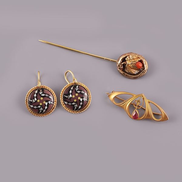 GOLD (VARIOUS TITLE) LOT OF TWO BROOCHES AND A PAIR OF EARRINGS, WITH ENAMEL (missings), CORAL AND SYNTHETIC GEM