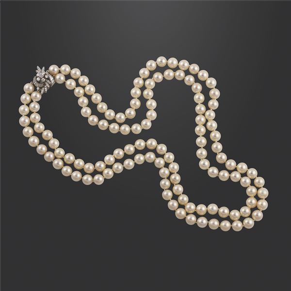 TWO STRENDS OF PEARL NECKLACE, 18KT GOLD AND DIAMONDS CLASP