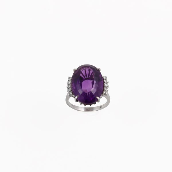 18KT GOLD, AMETHYST AND DIAMONDS RING