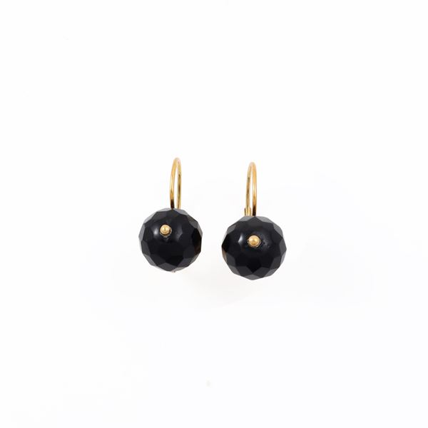 18KT GOLD AND ONYX EARRINGS