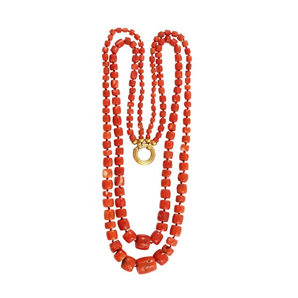 A CORAL STREND WITH 18KT GOLD CLASP
