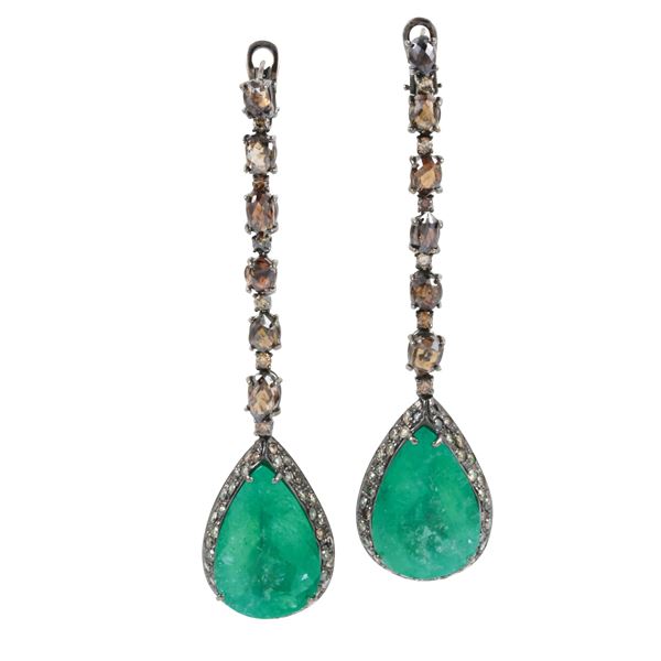 18KT GOLD, ROUND CUT AND BRIOLETTE CUT DIAMONDS AND EMERALDS EARRINGS