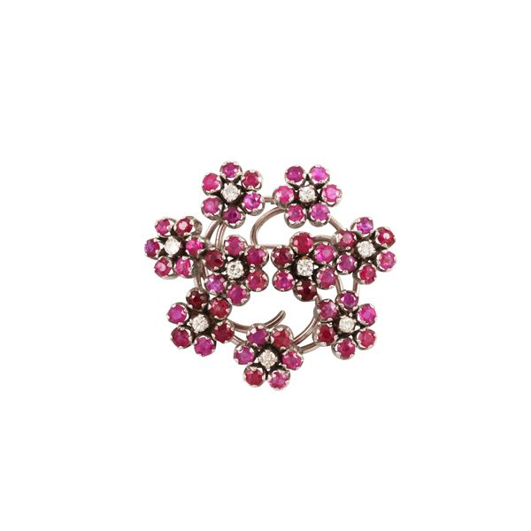 18KT GOLD, RUBIES AND DIAMONDS BROOCH
