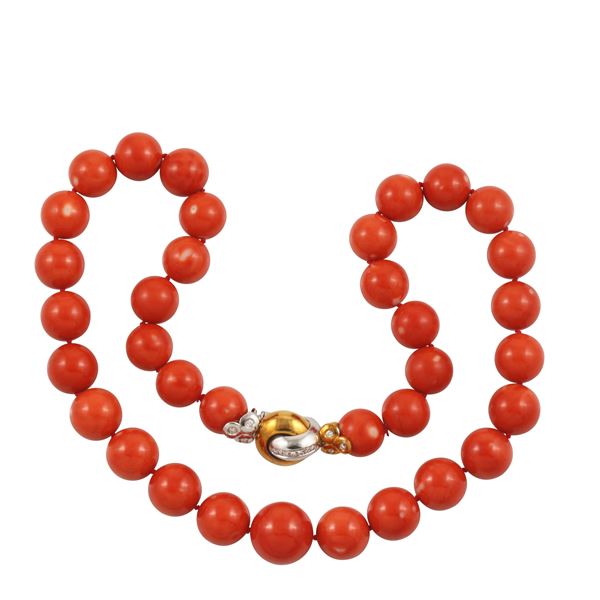 A CORAL STREND WITH 18KT GOLD AND DIAMONDS CLASP