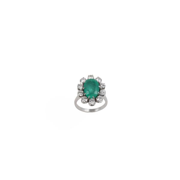 18KT GOLD, EMERALD AND DIAMONDS RING