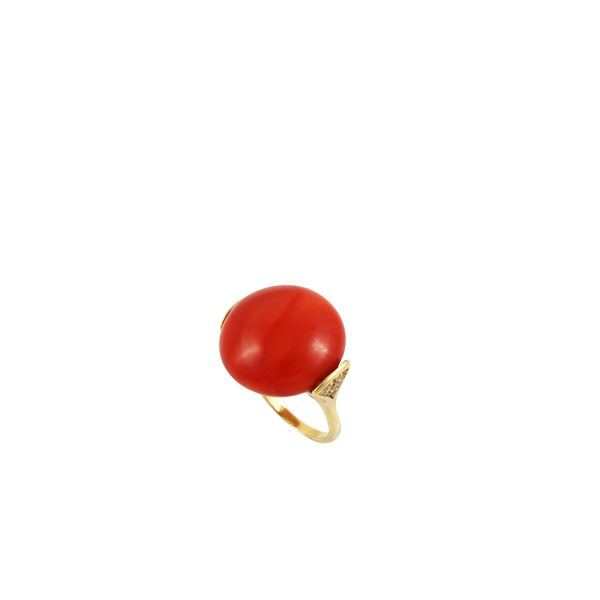18KT GOLD AND CORAL RING