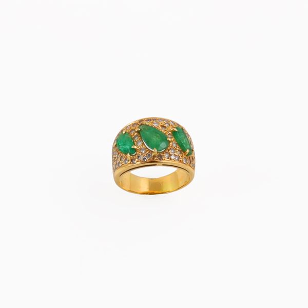 18KT GOLD, EMERALDS (chipped) AND DIAMONDS RING