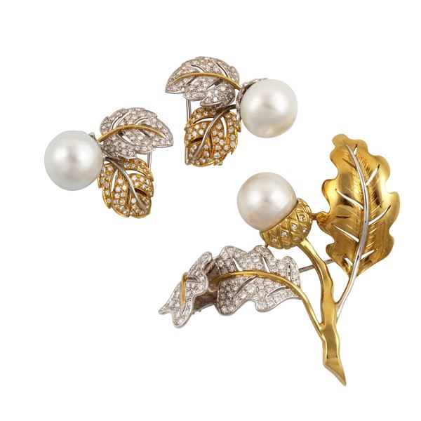 LOT OF BROOCH AND PAIR OF TRANSFORMABLE EARRINGS INTO TWO CLIP-BROOCHES. 18KT GOLD, DIAMONDS (one missing) AND SOUTH SEA PEARLS