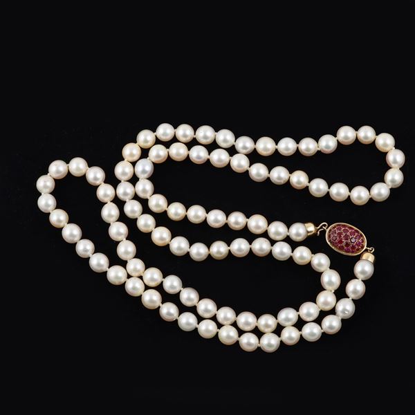 A CULTURED PEARL STREND WITH 18KT GOLD AND RUBY CLASP