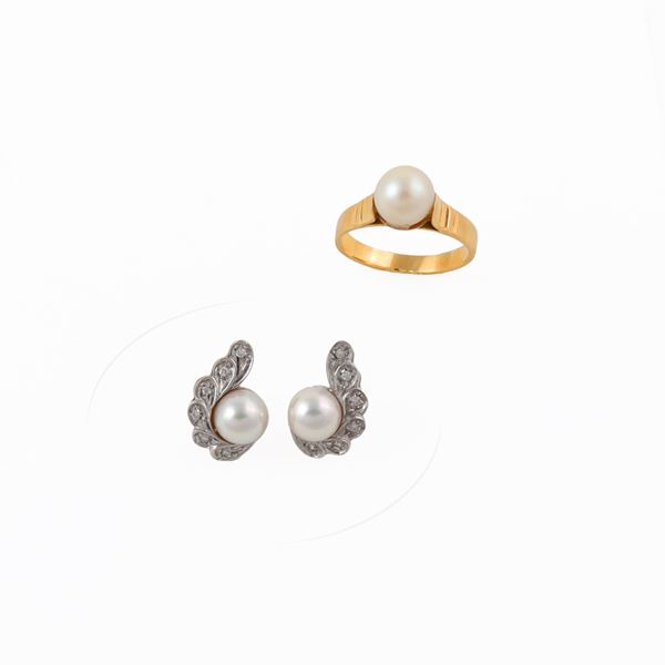 18KT GOLD LOT OF RING AND EARRINGS, WITH CULTURED PEARLS AND DIAMONDS 