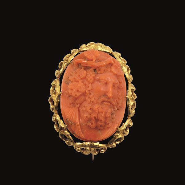 FINE CORAL AND 18KT GOLD BROOCH