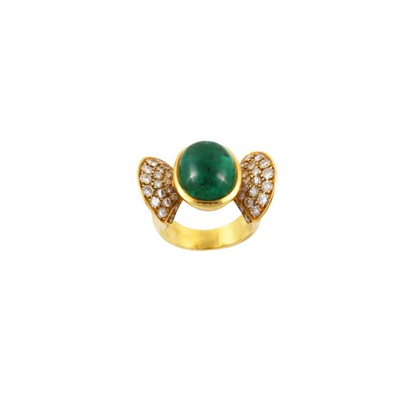 18KT GOLD, CABOCHON CUT EMERALD AND DIAMONDS RING